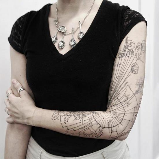 idées de tatouage à manches graphiques linéaires pour les femmes