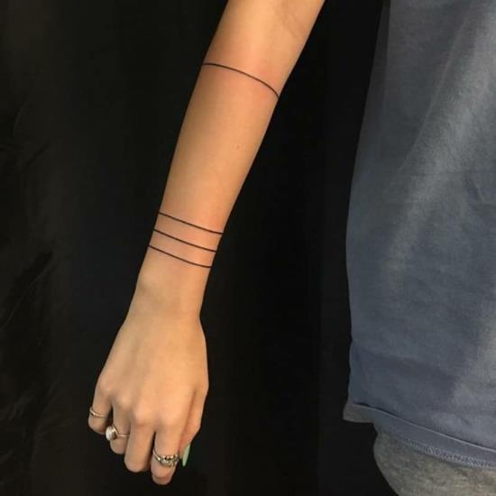 lignes bracelet tatouage femmes blackwork