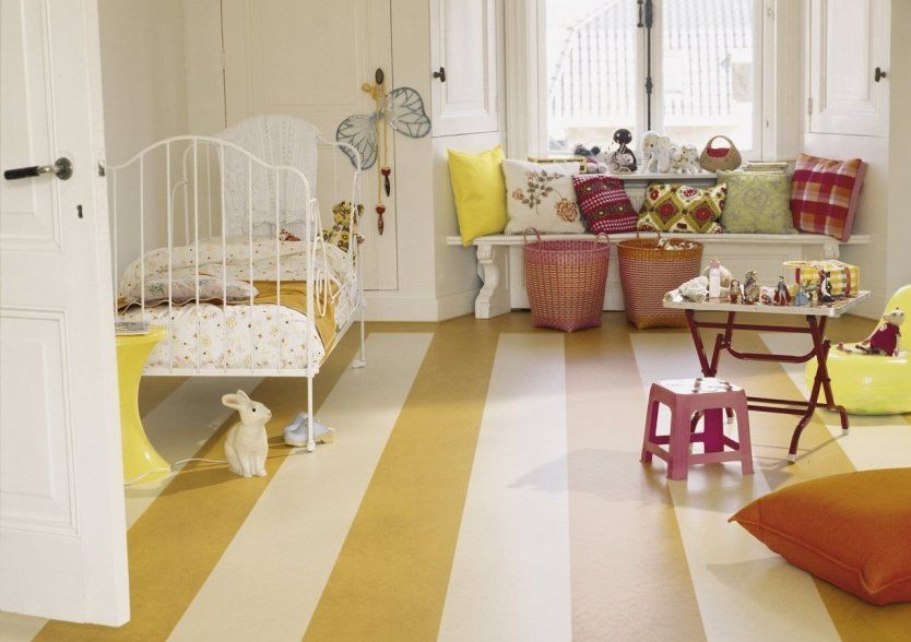 Linoleum in weißen und gelben Streifen im Kinderzimmer