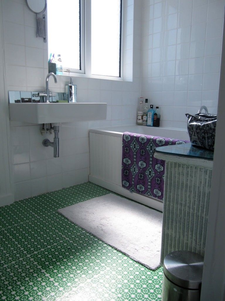 Linoleum mit grünem Muster auf weißem Hintergrund im Badezimmer