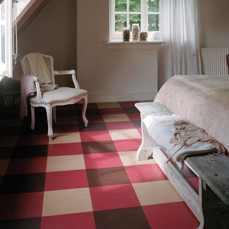 Linoleum mit quadratischem mehrfarbigem Druck im Schlafzimmer