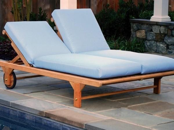 krzesło drewniane i niebieskie poduszki
