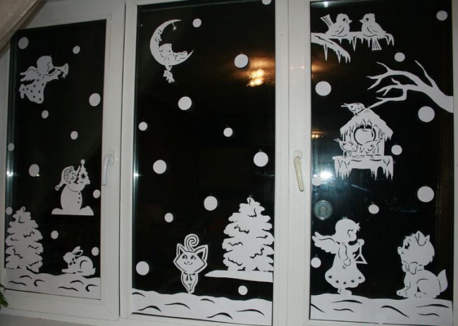Сюжет на зимна приказка на прозореца с помощта на шаблон