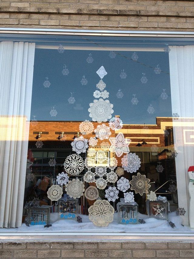 Коледно дърво от снежинки е един от лесните варианти за декориране на новогодишен прозорец