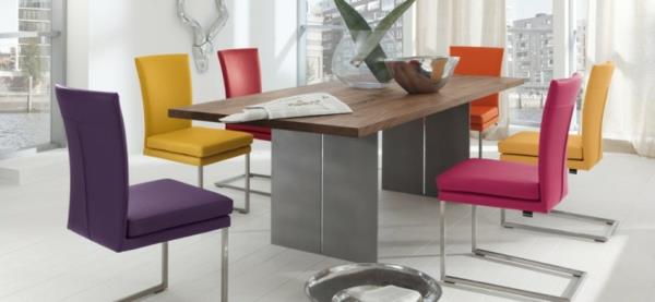 salle à manger amusante avec des chaises colorées