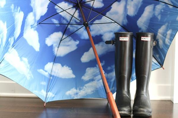 śmieszne-parasole-buty-niebo-gumowe