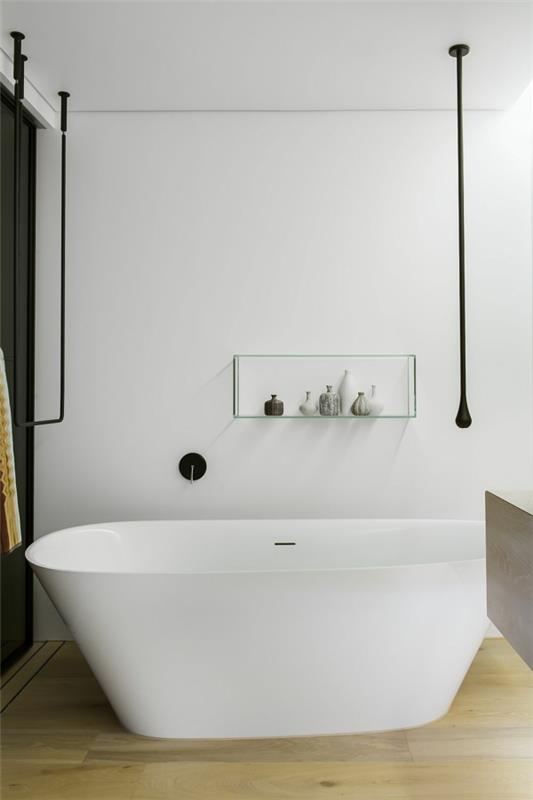 salle de bain de luxe minimaliste avec baignoire autoportante