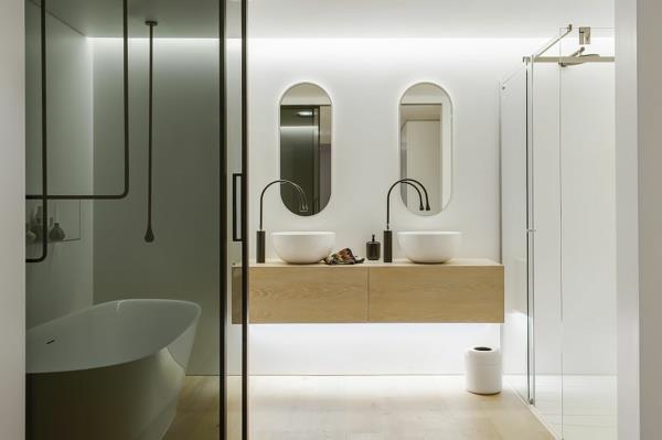 miroir et lavabo symétriques de salle de bain de luxe