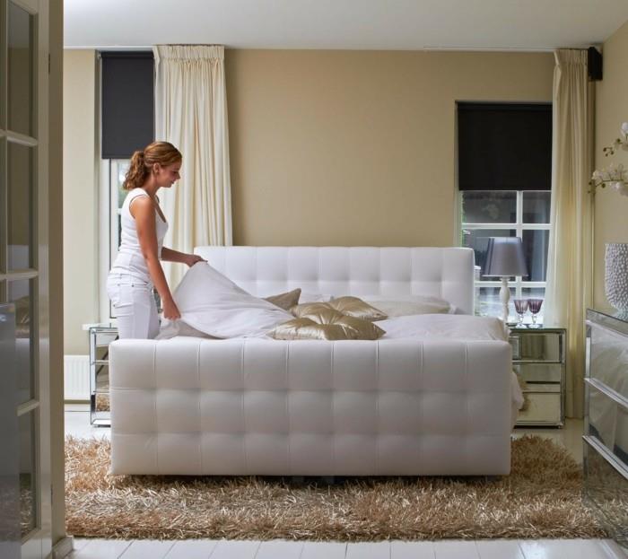 luksusowe łóżko z materacem sprężynowym biały dywan z głębokim włosiem w sypialni