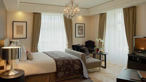 luksusowy pokój hotelowy brązowe łóżko