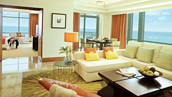 luksusowy pokój hotelowy żółte poduszki