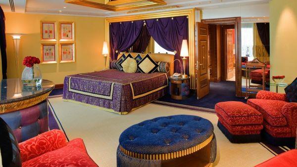 luksusowe meble do pokoju hotelowego w kolorze fioletowym i niebieskim