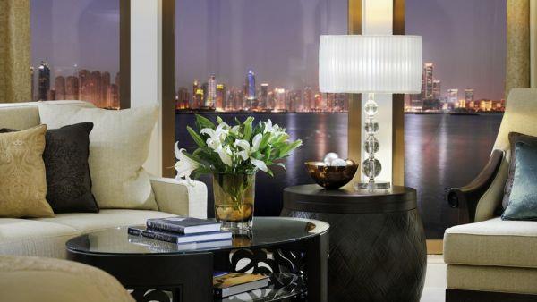 luksusowy pokój hotelowy biała lampa podłogowa