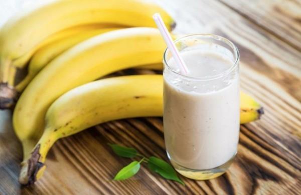 aliments contenant du yaourt au magnésium et des bananes