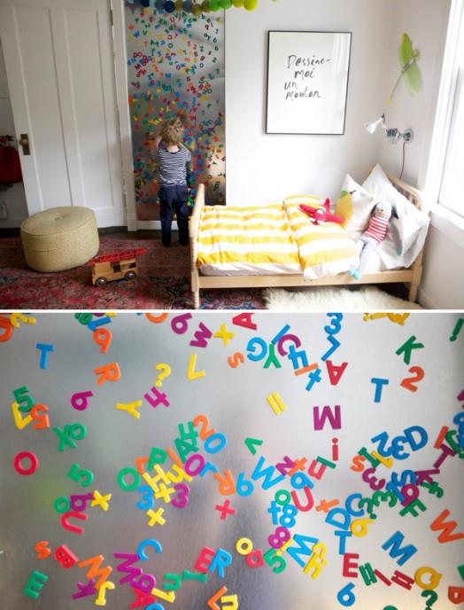 Tablica magnetyczna w pokoju dziecięcym kolorowe litery