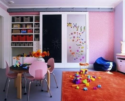 pokój dzieci deska mango kolorowe różowe krzesła