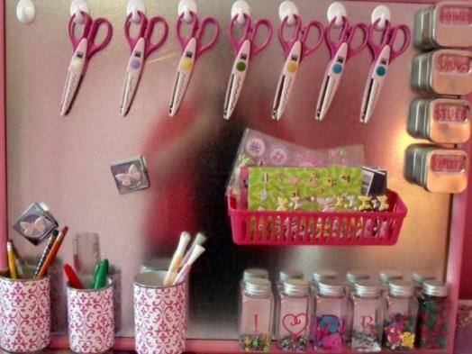 chambre enfants manget board rose ciseaux crayons de couleur