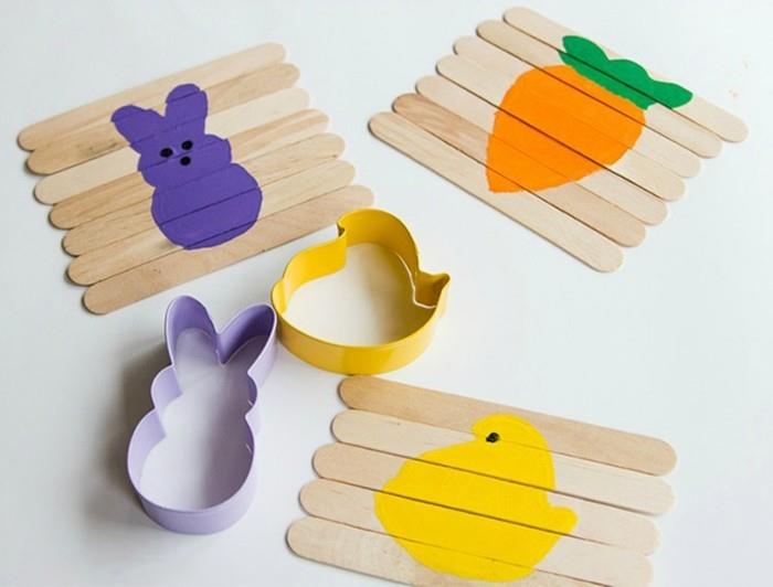 peinture artisanat avec petits enfants coupeurs poussin lapin de pâques carotte bâtonnets de crème glacée