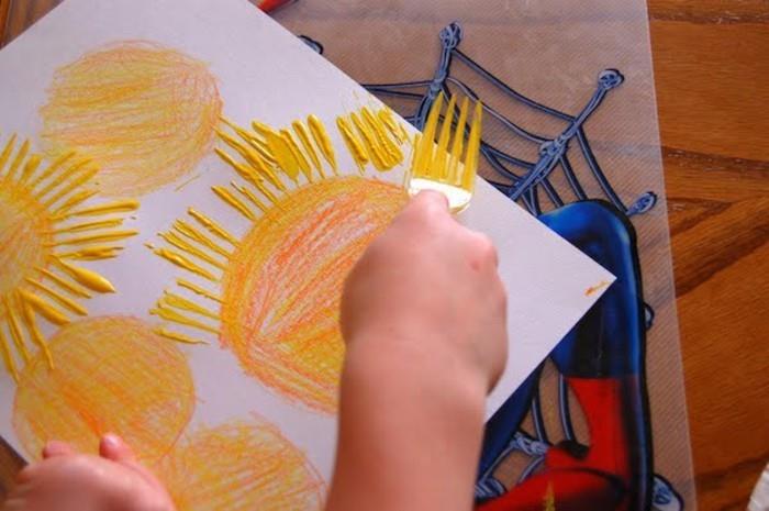 peinture avec des tout-petits fourchette couleur bricolage idée soleil