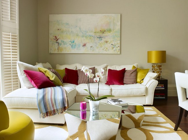 Světlý a velmi teplý obývací pokoj ve světlých barvách s chytlavými žlutými, červenými a růžovými prvky