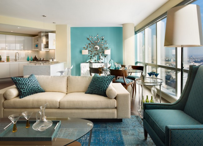 Malý obývací pokoj spojený s kuchyní, vyrobený v tyrkysových barvách