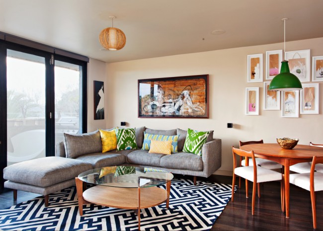 Obývací pokoj kombinovaný s jídelním koutem je snadno zónován velkým kobercem v sedací části a samostatným osvětlením v podobě všestranných lustrů