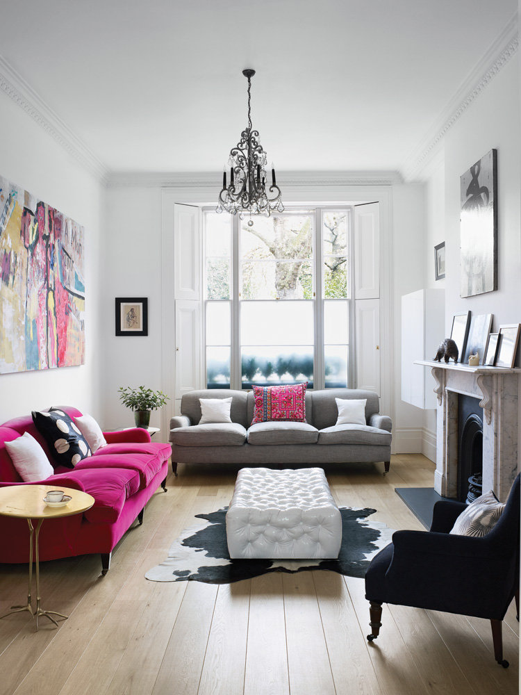 Jasně růžové akcenty v malém obývacím pokoji nepřetěžují prostor místnosti