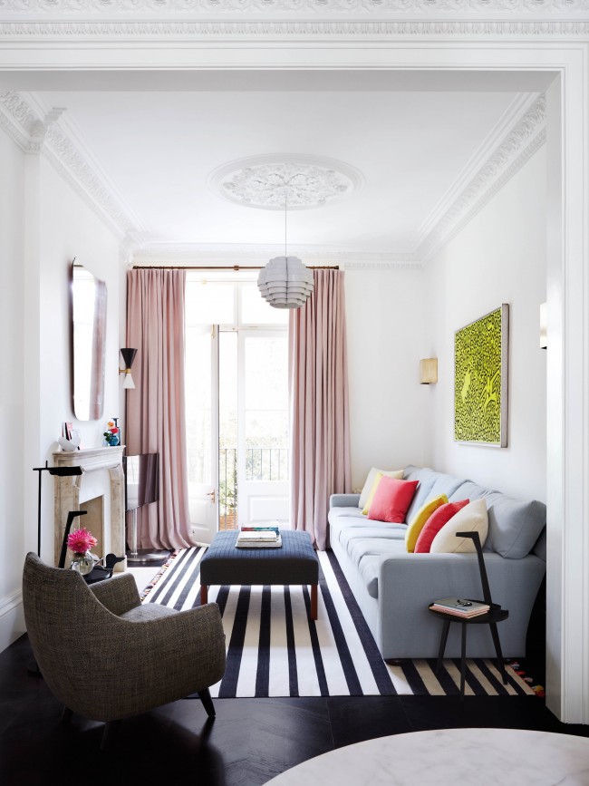 Paleta organicky kombinovaných pěti barev snadno zvýrazní náladu obývacího pokoje. Poznámka: černé a bílé pruhy na koberci vizuálně rozšiřují prostor místnosti.