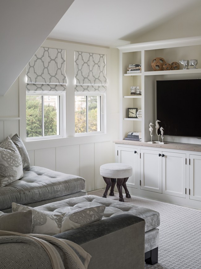 Minimální počet kusů nábytku a světlé barvy opticky zvětší i ten nejmenší obývací pokoj.