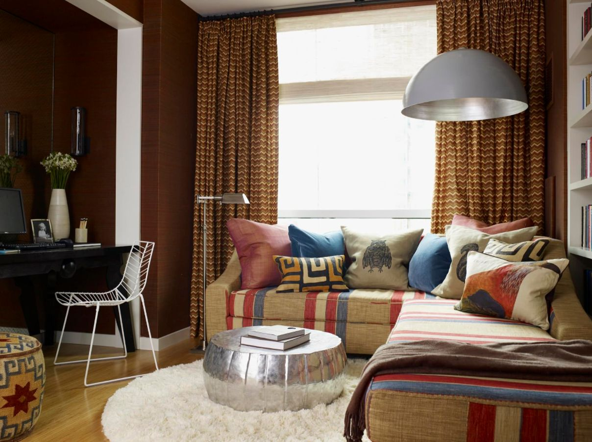 Eine hervorragende Designlösung wäre es, den Raum mit Brauntönen, Möbeln verschiedener Modelle und einem strukturierten Teppich zu füllen.