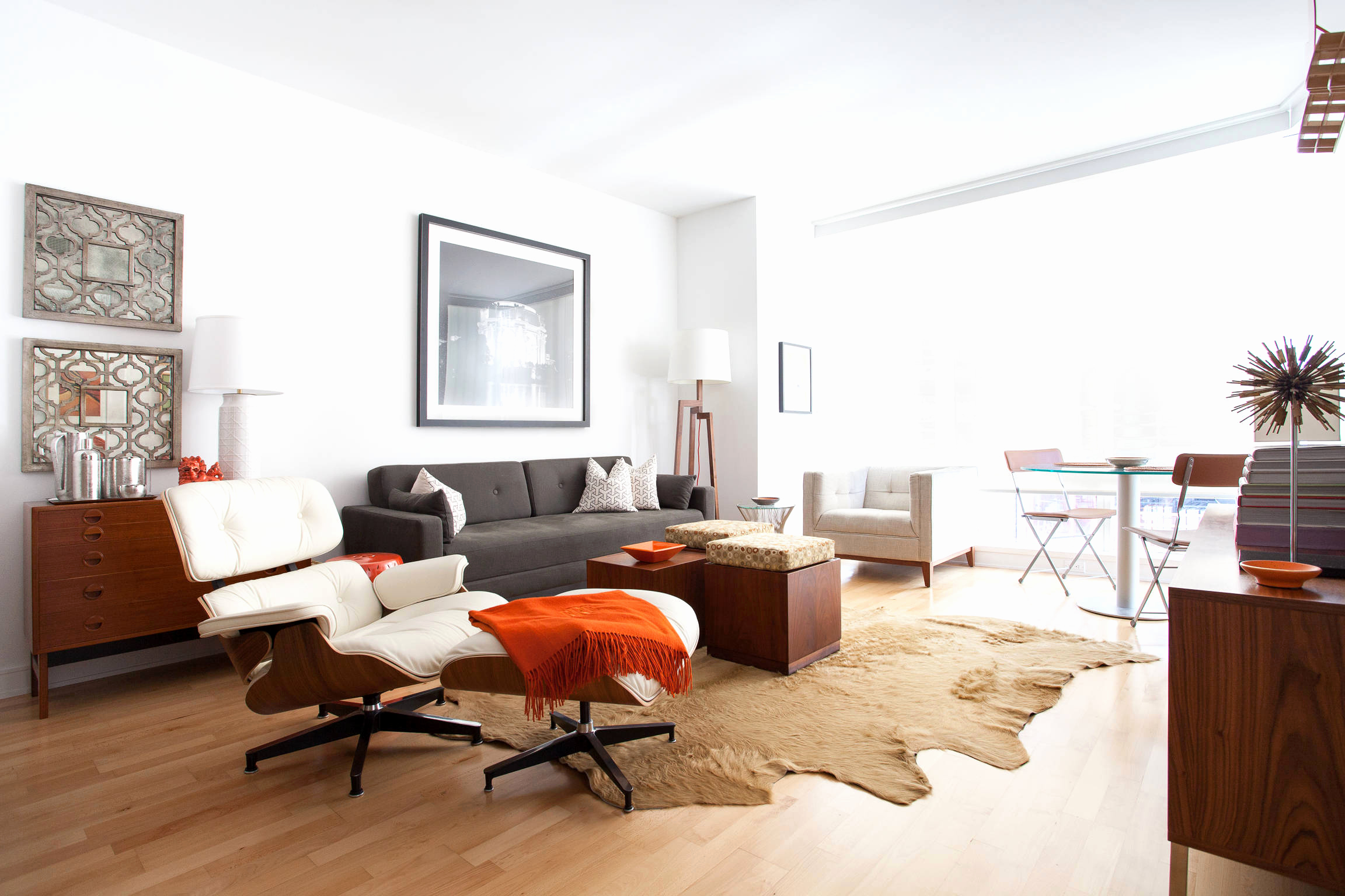 Treffen Sie bei der Auswahl eines Sofas für Ihr Zuhause die Wahl mit aller Verantwortung, denn das Sofa kann, wie jedes Detail des Interieurs, es sowohl verschönern als auch abwechslungsreich gestalten oder es verderben