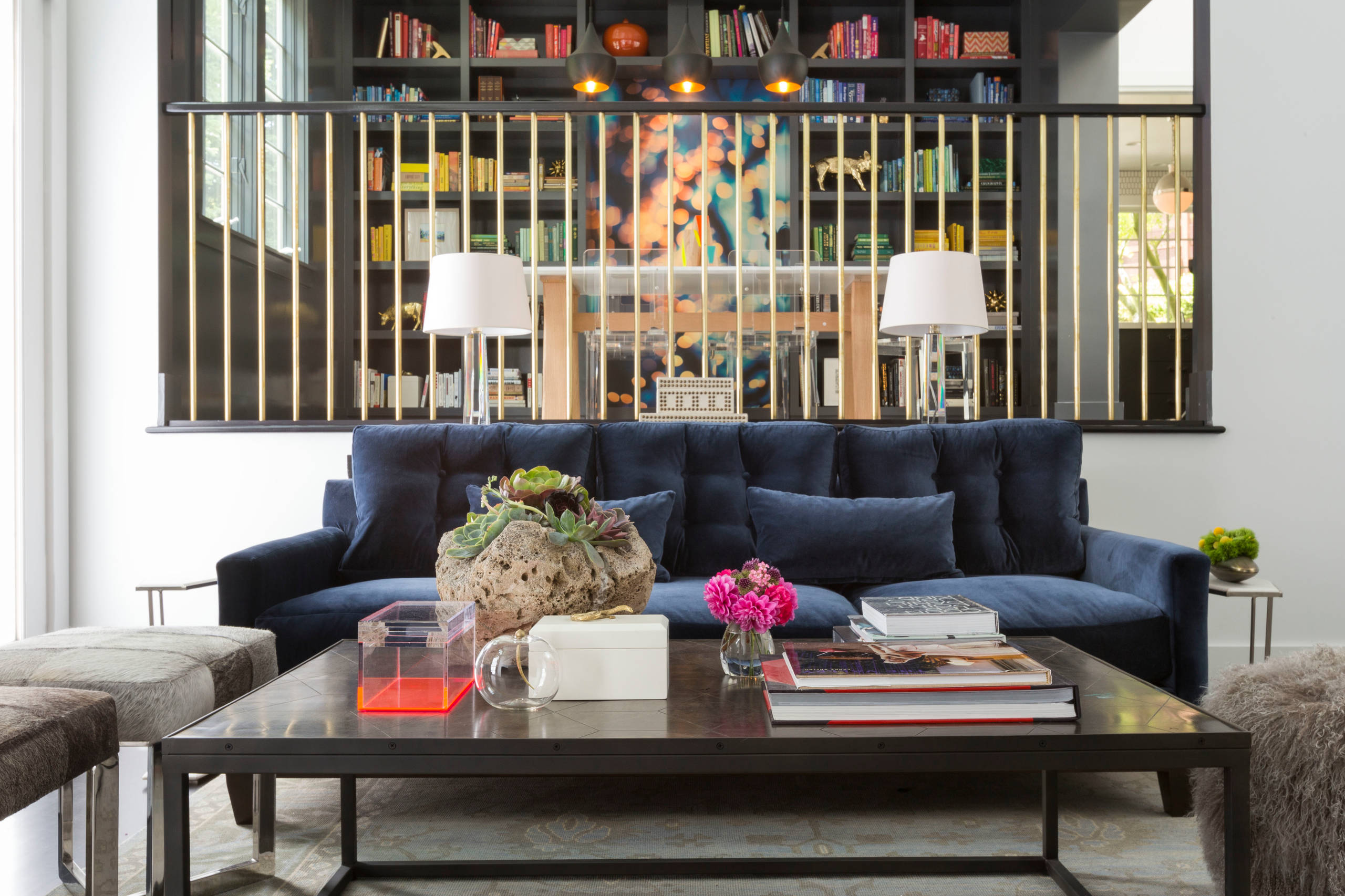 Eine ausgezeichnete Designlösung ist ein blaues Sofa, das sich sowohl für ein ruhiges Wohnzimmer als auch für einen klassischen Büroraum eignet.