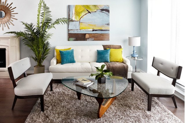 Es ist zu beachten, dass das Sofa in hellen Farbtönen fast immer auf fast jedem Hintergrund vorteilhaft aussieht.
