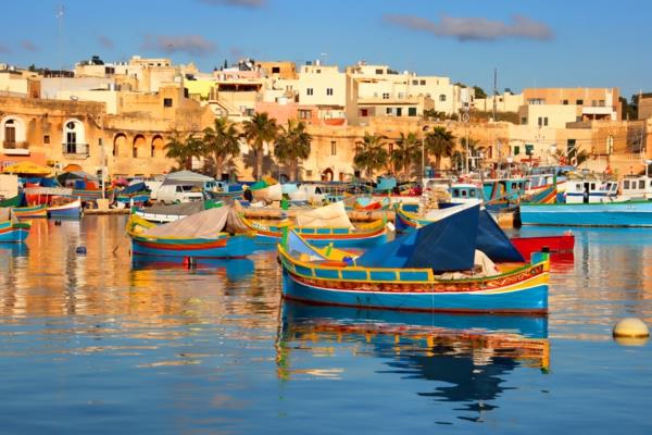 malta wakacje Marsaxlokk wioska rybacka historia morze łodzie stare budynki palmy