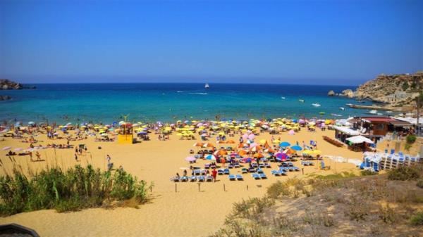 malta wakacje w złotej zatoce plaża
