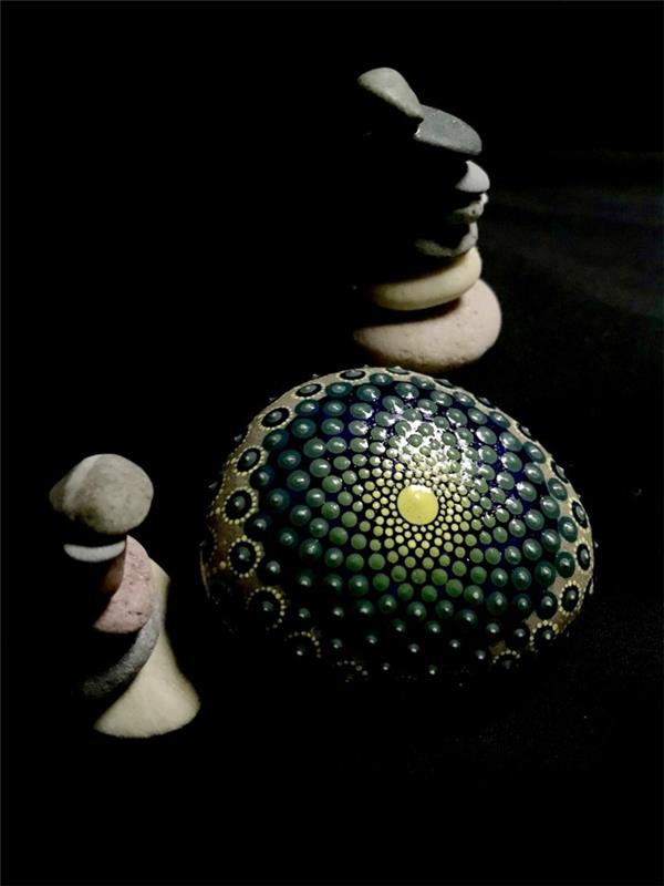 Manala wzór malowanie kamienie majsterkowanie z naturalnymi materiałami spirala