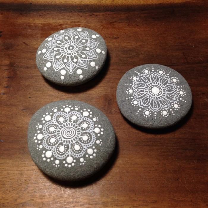 kamienie manala po prostu malują czarno-białe