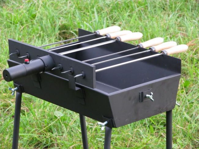 Tragbarer Grill mit bequemer Spießfixierung