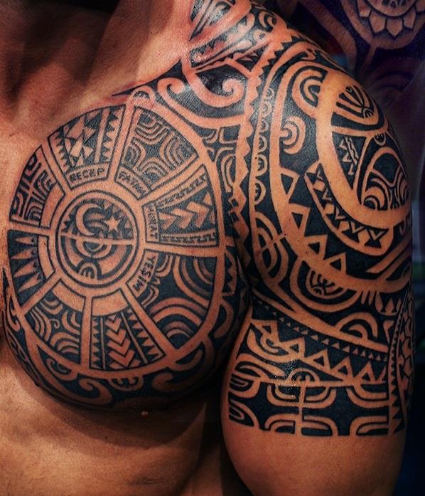 tatouages ​​​​motifs de tatouages ​​​​du haut du bras et de la poitrine