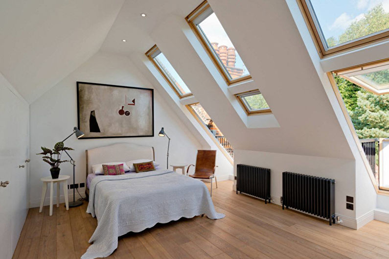 Innenarchitektur eines Schlafzimmers auf dem Dachboden - Foto