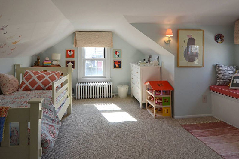 Innenarchitektur eines Kinderzimmers im Dachgeschoss - Foto