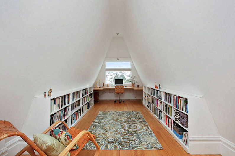 Innenarchitektur eines Homeoffice auf dem Dachboden - Foto
