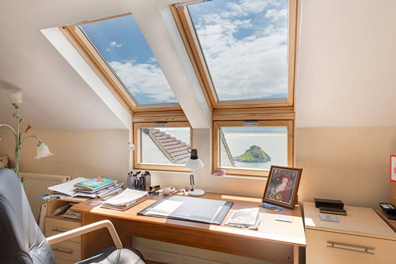 Innenarchitektur eines Homeoffice auf dem Dachboden - Foto