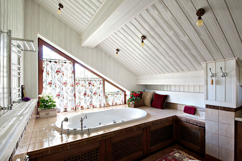 Badezimmer-Innenarchitektur im Dachgeschoss - Foto