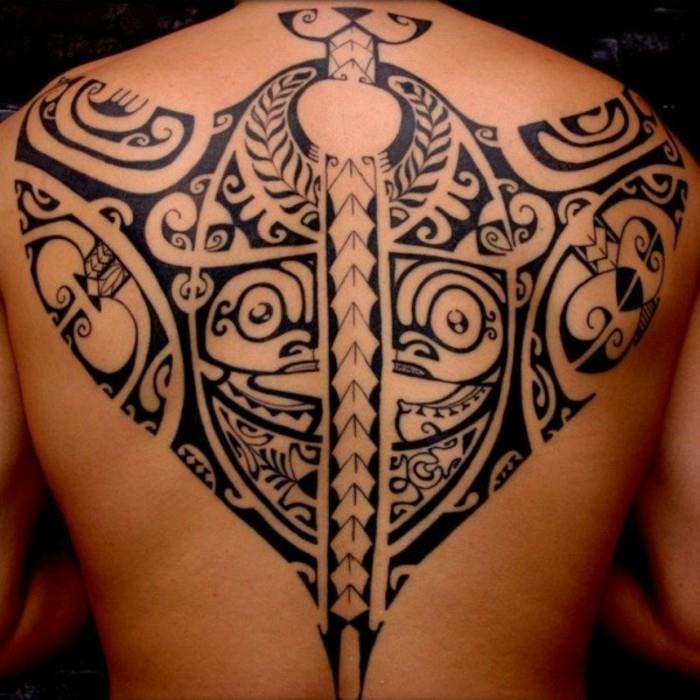 motifs maoris dos tatouage hommes