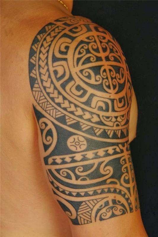 tatouage maori haut du bras hommes tatouage