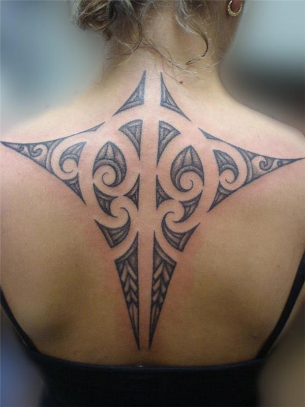 tatouages ​​maoris femmes tatouage tribal dos