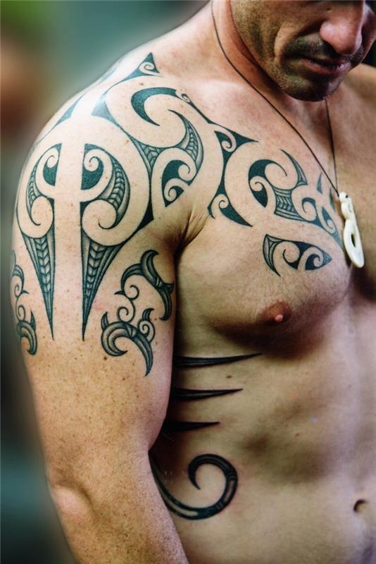 Idée de tatouage d'épaule d'hommes de tatouages ​​maoris