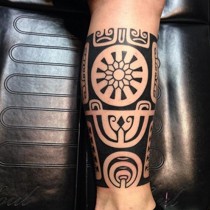 tatouages ​​maoris motifs tribaux tatouage de jambe