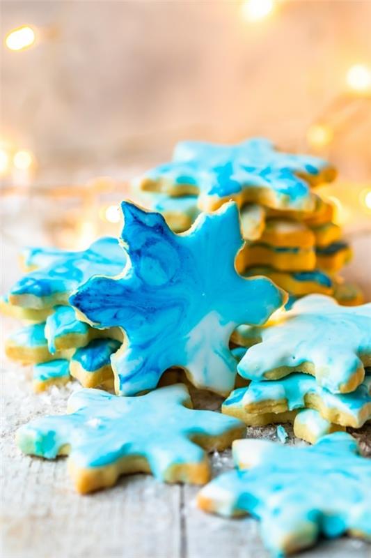 marmurkowe ciasteczka dekorują na Boże Narodzenie